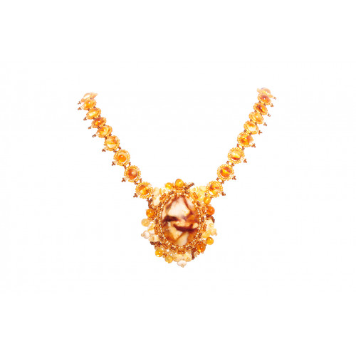 Изящный кулон из светлого янтаря и бисера